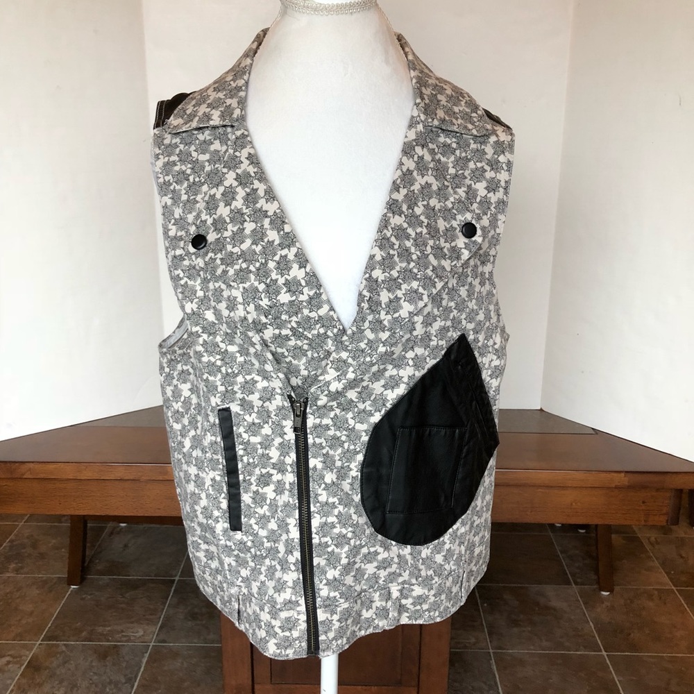 BCBGeneration black and cream vest